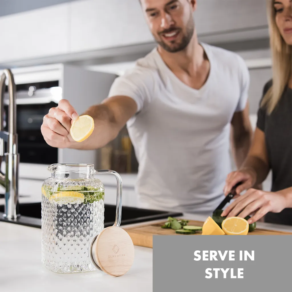 Klarstein Glaswerk Livenza Wasserkrug Glaskaraffe Glaskrug Mit Deckel Wasserkaraffe , Volumen: 1,5 Liter , Deckel Aus Eichenholz , Borosilikatglas , Edelstahlsieb , Transparent - Image 2