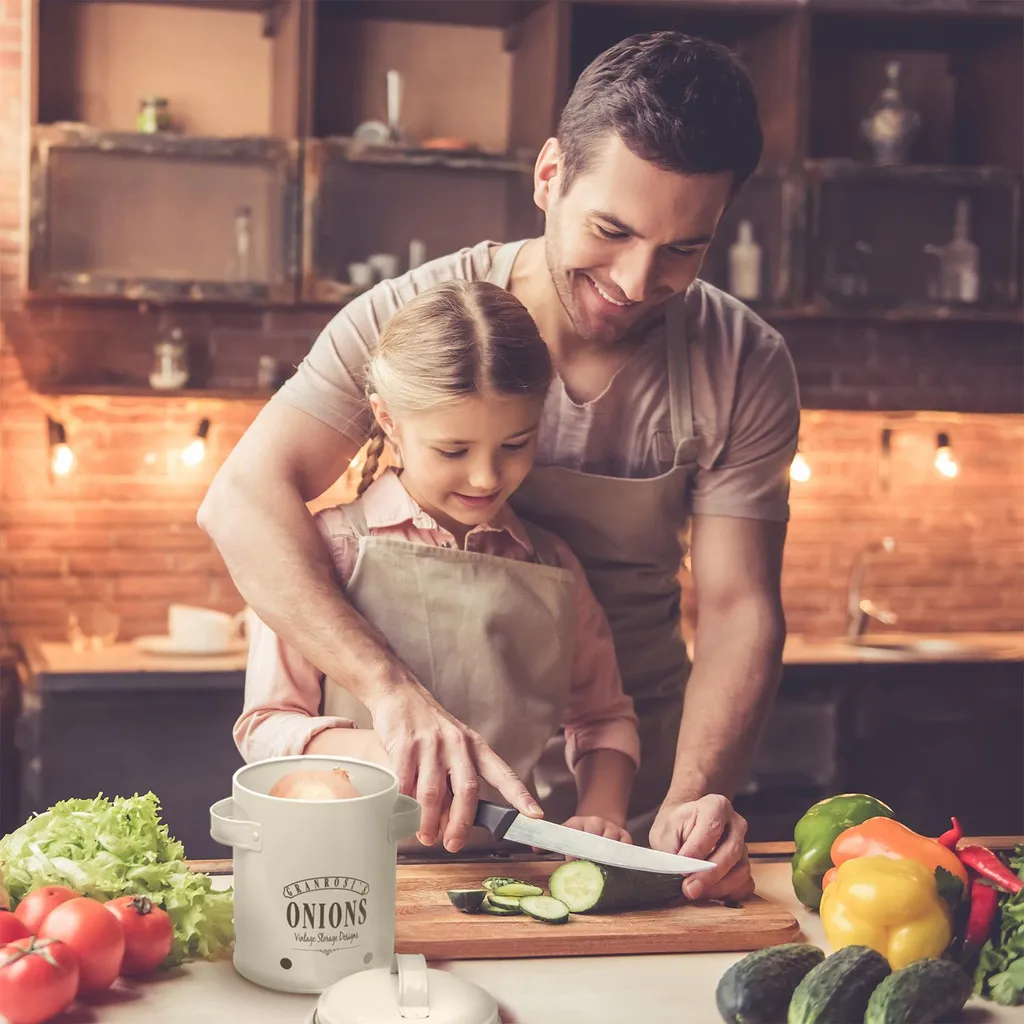 Klarstein Granrosi Iowa Zwiebeltopf Zwiebel-Vorratsdose Zwiebelbox Zwiebelbehälter , Emaille-Stahlblech , Ca. 17 X 22,5 X 14 Cm (BxHxT) , Rostfrei , Lüftungsöffnungen , Füllmenge: Ca. 1,6 Kg Zwiebeln , Seitengriffe , Creme - Image 2